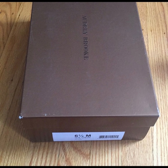 NEVER WORN Audrey Brook Jeana silver sandal - Picture 4 of 4